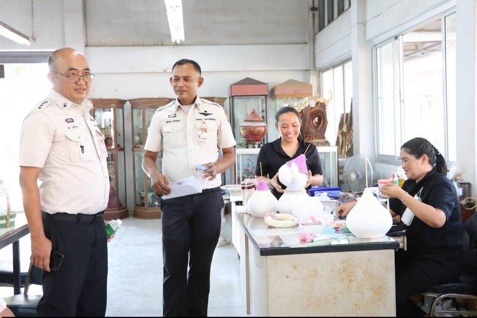 title - ผู้อำนวยการศูนย์ส่งเสริมและพัฒนาอาชีพเสริมนอกภาคการเกษตร ให้การต้อนรับ ผู้อำนวยการทัณฑสถานวัยหนุ่มพระนครศรีอยุธยา พร้อมด้วย ผู้อำนวยการส่วนและหัวหน้าฝ่ายทัณฑสถานฯ เข้าเยี่ยมชมแผนกฝึกอบรมทั้ง 12 แผนก และพื้นที่ภายในศูนย์ส่งเสริมและพัฒนาอาชีพเสริมนอกภาคการเกษตร 